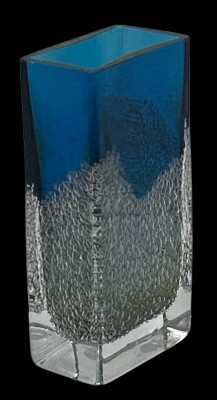 Auktion 347<br>eckige Vase, blau  mit Luftbläschen, wohl Zwiesel, H-15,5 cm, 7,5x3,5 cm [1]