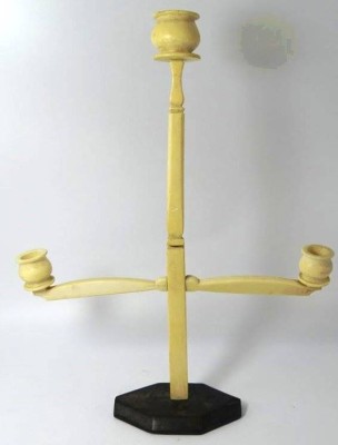 Auktion 347<br>3 flammiger Leuchter auf Holzstand, Skandinavien, Knochenschnitzerei, H-40 cm, B-30 cm, Altersspuren [1]
