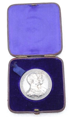 Auktion 347<br>Silber Medaille -Zum Ehejubiläum, Wilhelm II und Auguste Victoria in Etui, 50gr., D-4,5cm. [1]