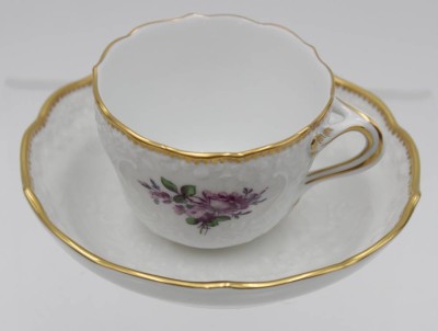 Auktion 347<br>Mokkatasse m. U.T., Meissen, Schwertermarke, Blumenbemalung, Reliefdekor, 1. Wahl, Tasse H-5cm. [1]