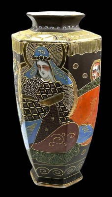 Auktion 347<br>gr. Satsuma-Vase mit Figurenabbildungen, Japan H-31 cm, D-17 cm [1]