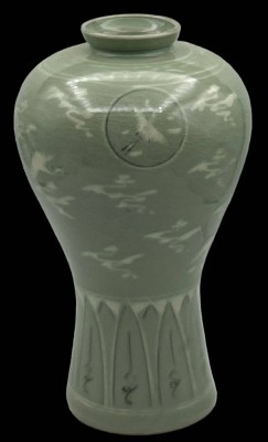 Auktion 347<br>Seladongrüne Vase mit Reiherdarstellungen, China, H-22 cm [1]