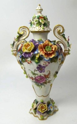 Auktion 347<br>Poupourri Vase mit Blütenbesatz, Bienenkorbmarke, wohl Volkstedt, H-22 cm, einige Blüten mit Chips [1]