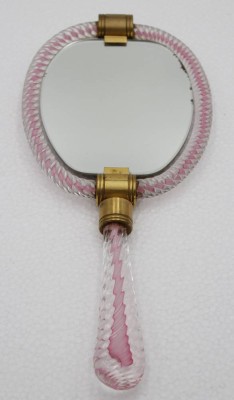 Auktion 347<br>Handspiegel, Kunstglas mit rosa Einschmelzungen, Murano?, wohl 50/60er Jahre, L-30cm. [1]