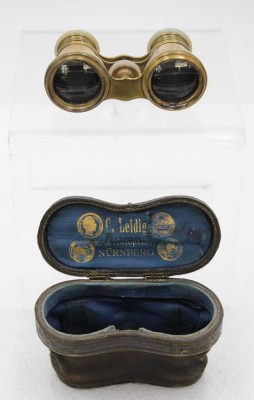 Auktion 347<br>kl. Opernglas, Perlmuttauflage, um 1900, Lederetui, Optik ok [1]