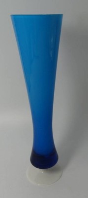 Auktion 347<br>Überfangvase auf Stand, blau/weiss, H-28,5 cm [1]