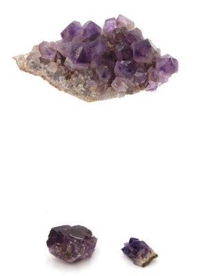 Auktion 347<br>Amethyststufe sowie 2 kl. Stücke, Gr. H-8cm B-18cm. [1]