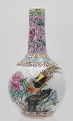 Auktion 347<br>Keulenvase, China, Blumen-u. Vogeldekor, sowie Schriftzeichen, ca. H-19cm, kl. Chip am Stand [1]