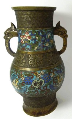 Auktion 347<br>hohe Bronze-Cloisonne-Vase, Griffe Drachenköpfe, älter`?, H-30 cm [1]