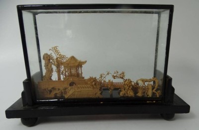 Auktion 347<br>kl. Korkschnitzerei in Glaskasten, H-13 cm, B-20 cm, China [1]