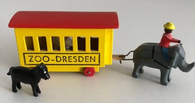 Auktion 347<br>Erzgebirge, Seiffen, Reifendreherei Flath, Miniatur Zoo-Wagen, mit Eisbär, Elefant und Pferd, 90er Jahre, ca. H-4cm [1]