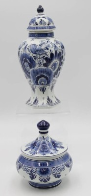 Auktion 347<br>Deckelvase und Dose, Gilde Delft, florale Dekore, ca. H-29cm u. H-16cm. [1]