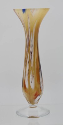 Auktion 347<br>Kunstglas-Vase auf Stand, H-20cm. [1]