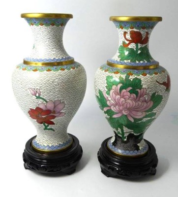 Auktion 347<br>Paar Cloisonne Vasen auf Holzstand, China, H-21 cm [1]