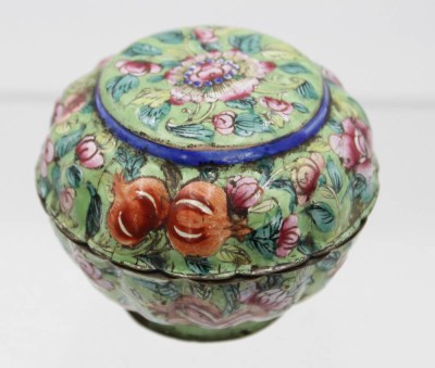 Auktion 347<br>runde Cloisonné-Dose, wohl China, H-5cm D-6,5cm. [1]