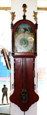 Auktion 353<br>Holländische Wanduhr, Anf. 19. Jh. Startclock. Weichholz, mahagonifarben gebeizt, guter Zustand, Werk läuft H-145cm, B-35cm T-23cm. [1]