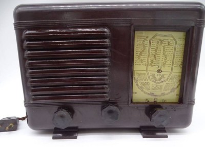 Auktion 347<br>Bakelit-Röhrenradio um 1935, Rückwand fehlt, welcher Hersteller?, Gehäuse gut erhalten, Röhren wohl komplett, H-18 cm, 15x24 cm [1]