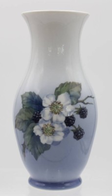 Auktion 348<br>Vase,Royal Copenhagen, florales Bemalung in Unterglasur, H-17,7cm. [1]