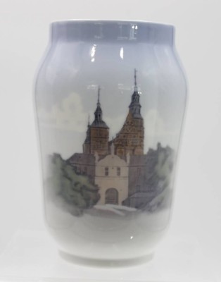 Auktion 348<br>Vase, Royal Copenhagen, Unterglasurbemalung, H-17cm. [1]