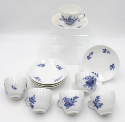 Auktion 348<br>6x Tassen mit U.T., Royal Copenhagen, Blaue Blume, teilw. mit Schleifstrich, ca. H-6,5cm. [1]