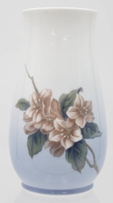 Auktion 348<br>Vase, Bing & Gröndahl, florale Bemalung in Unterglasur, H-17cm. [1]