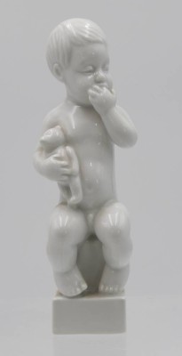 Auktion 348<br>Kinderfigur, Bing & Gröndahl, Weißporzellan, Entw. Svend Lindhart, H-17cm [1]