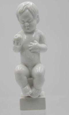 Auktion 348<br>Kinderfigur, Bing & Gröndahl, Weißporzellan, Entw. Svend Lindhart, ca. H-16,5cm. [1]