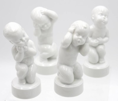 Auktion 348<br>4x Kinderfiguren, Royal Copenhagen, Entw. Svend Lindhart, Weißporzellen, Orhweh, Kopfweh, Zahnweh und Bauchweh, ca. H-11,5cm [1]