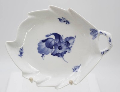 Auktion 348<br>Blattschale, Royal Copenhagen, Blaue Blume, 1x Schleifstrich, ca. H-4,5cm L-23,5cm [1]