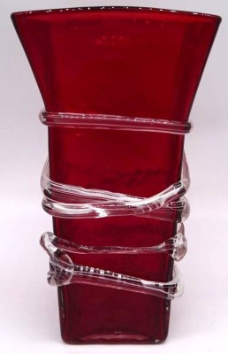 Auktion 348<br>gr. rote Vase mit aufgelegten klaren Fäden, H-28 cm, 13x13 cm [1]