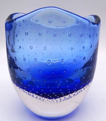 Auktion 348<br>kl. blaue Kunstglasvase mit Luftbläschen, wohl Murano, H-14 cm, D-11 cm [1]