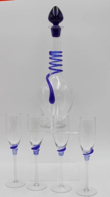 Auktion 348<br>Kunstglas-Karaffe mit 4 Gläsern, je mit blauer Fadenauflage, ca. H-35cm u. H-20,5cm. [1]