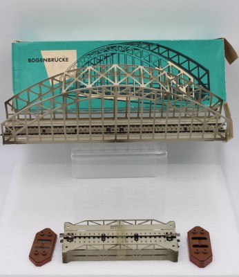 Auktion 348<br>Bogenbrücke, Märklin, 7163, H0, orig. Karton dieser beschädigt [1]