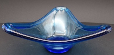 Auktion 352<br>Dreieckige Schale, blau, H-9 cm, 22x22 cm [1]