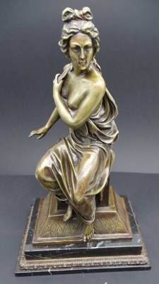 Auktion 352<br>anonyme Bronze auf Marmorplatte, sitzende Frau, H-38 cm, 23x15 cm [1]