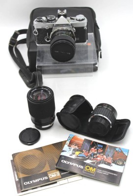 Auktion 348<br>Fotoapparat, Olympus OM-2, in Tasche, anbei Objektiv und Adapter, Funktion nicht geprüft [1]