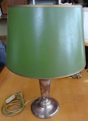 Auktion 352<br>Tischlampe mit versilberten Stand, tw. berieben, Widmung dat. 1927, Dänemark, H-46  cm, ungeputzt, [1]