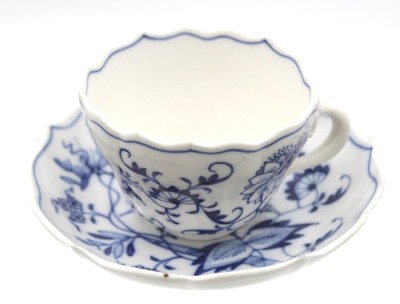 Auktion 348<br>Tasse mit U.T., Stadt Meissen, Zwiebelmuster, Tasse H-6cm [1]