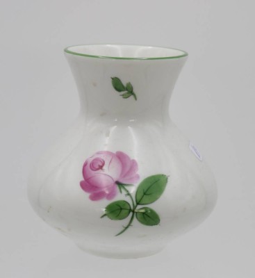 Auktion 348<br>kl. Vase, Wien Augarten, Rosenbemalung, H-8cm. [1]