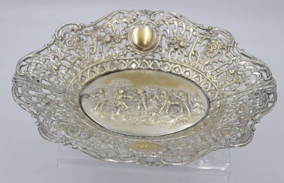 Auktion 348<br>ovale versilberte Durchbruchschale, Putti-Darstellung, H-4cm B-24cm T-18,5cm [1]