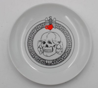 Auktion 348<br>kl. Teller mit Totenkopfsymbol, Sammleranfertigung, D-17,5cm [1]