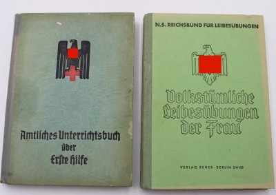 Auktion 348<br>Amtliches Unterrichtsbuch über 1. Hilfe 1941 und Volkstümliche Leibesübungen der Frau 1943, je mit Alters-u. Gebrauchsspuren [1]