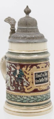 Auktion 348<br>Bierkrug um 1900, Reliefdekor und Spruch, Zinndeckel (leicht beschädigt), ca. H-20cm [1]