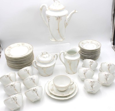 Auktion 348<br>Jugendstil-Kaffeeservice für 12 Personen, J & C, Juliene, Kanne ca. H-24,5cm, Tasse H-5,4cm [1]