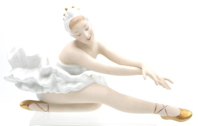 Auktion 348<br>Ballerina, Wallendorf, farbig staffiert, ca. H-13,8cm L-25cm [1]