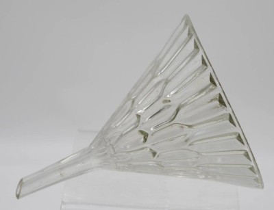 Auktion 348<br>Trichter, um 1920, Glas, div. Chips, L-21,5cm D-16,5cm [1]