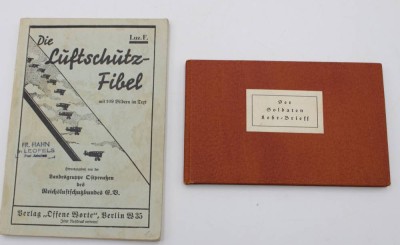 Auktion 348<br>Die Luftschutz-Fibel und der Soldaten Lehr-Brieff von 1944, Fibel mit Gebrauchsspuren [1]