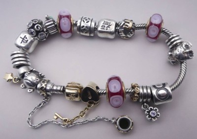 Auktion 349<br>Pandora Silberarmband mit vielen Charms, meistens Silber-925-, tw. vergoldet, zus. 68 gr., 3x Glas, meisten wohl ebenfalls Pandora [1]