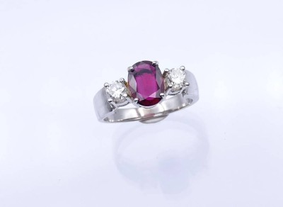 Auktion 349<br>585er WG Ring mit einem Rhodolith Granat und zwei Brillanten zus. 0,30ct.,4,56gr., RG 50 [1]