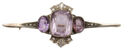 Auktion 349<br>schöne antike Brosche mit 3 Amethyste und 10 kl. Diamanten, Gold um 14 ct (gepr.), zus. ca. 13,7gr., 7,5  x 3 cm [1]